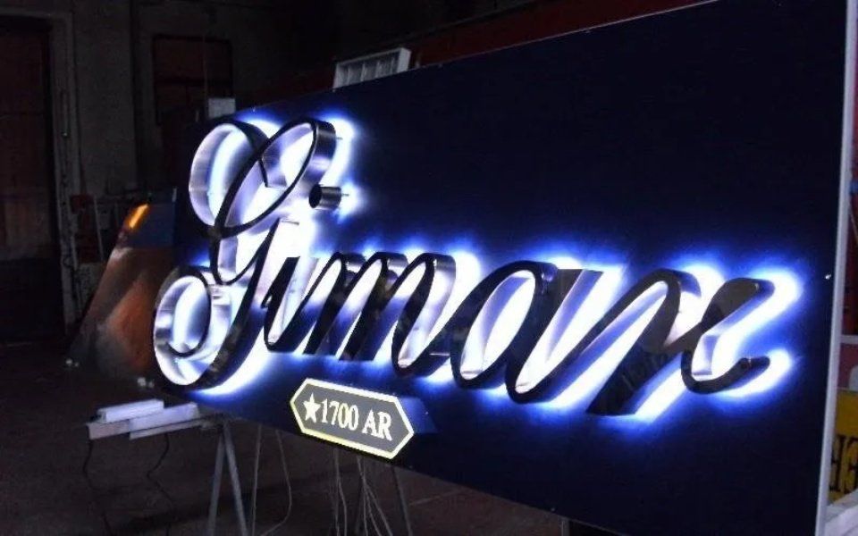 scritta retroilluminata al neon