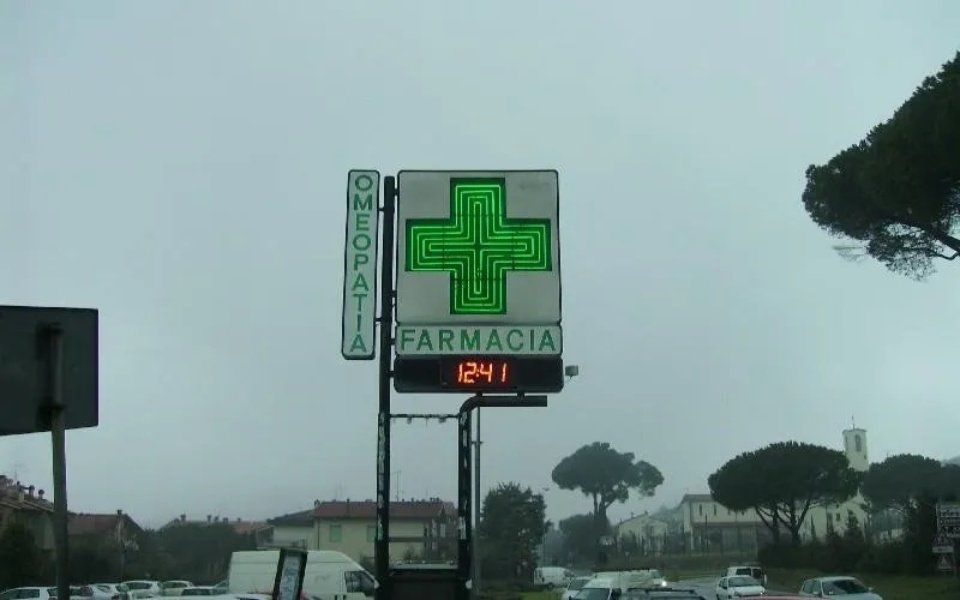 insegna pubblicitaria di una farmacia