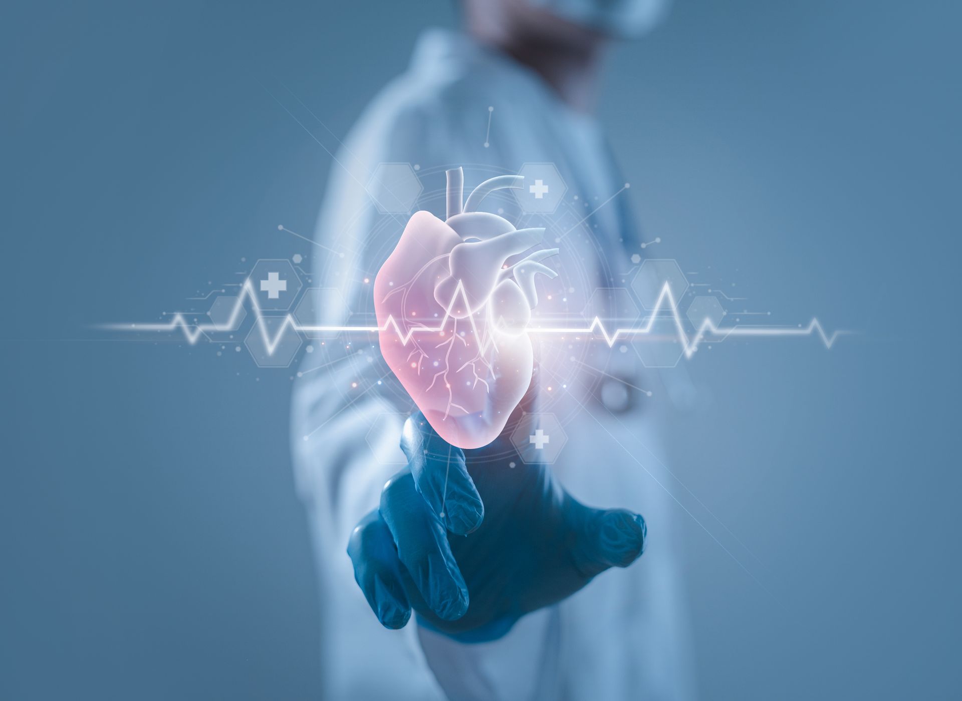 Il medico indica il cuore luminoso con la linea dell'ECG.