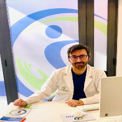 Logo del Centro Medico San Giuseppe: una figura all'interno di un cerchio blu e verde, con testo sottostante.