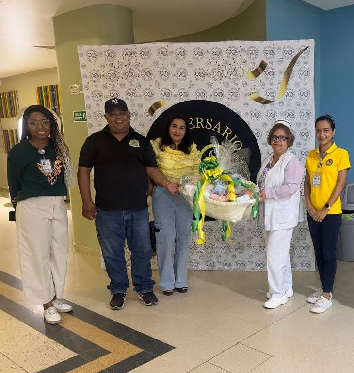 Cinco coches amarillos aparcados en diagonal frente a una tienda con un cartel rojo. Escena callejera.