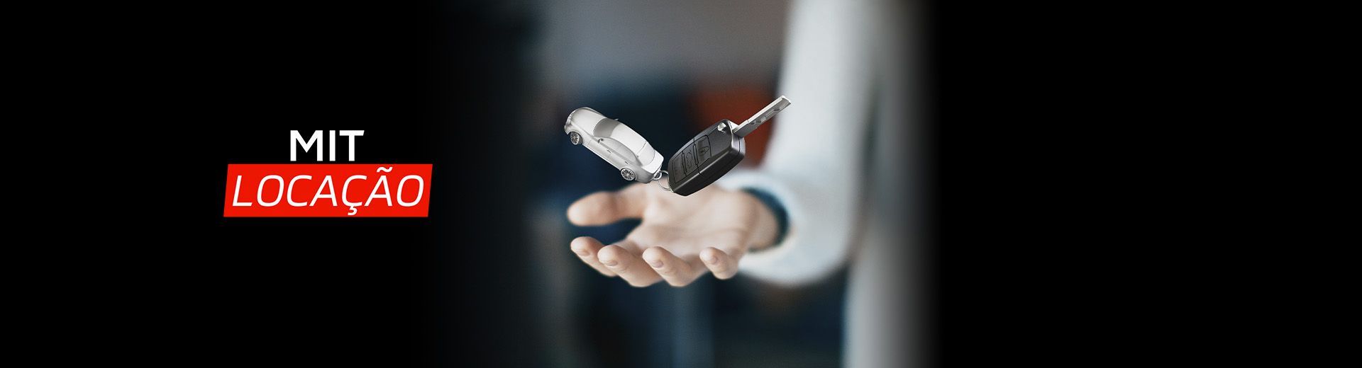 Uma mão segurando chaves de carro com o texto