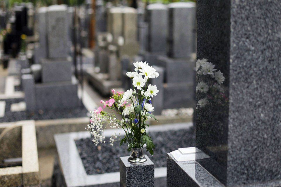 Fiori bianchi al cimitero