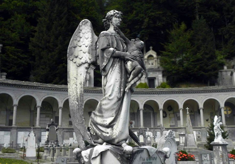 Statua di un angelo al cimitero
