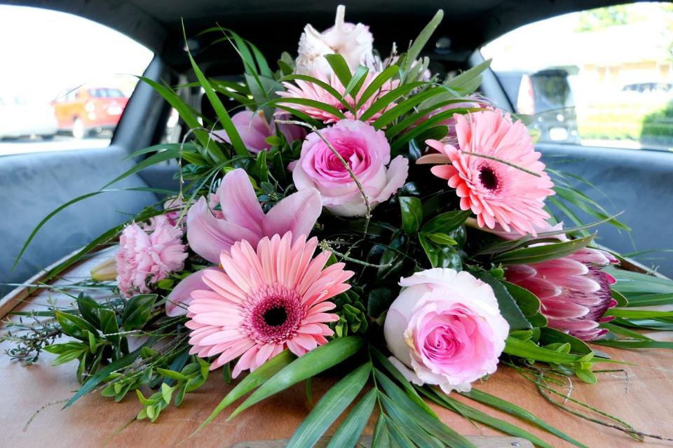 Addobbi floreali per auto funebre