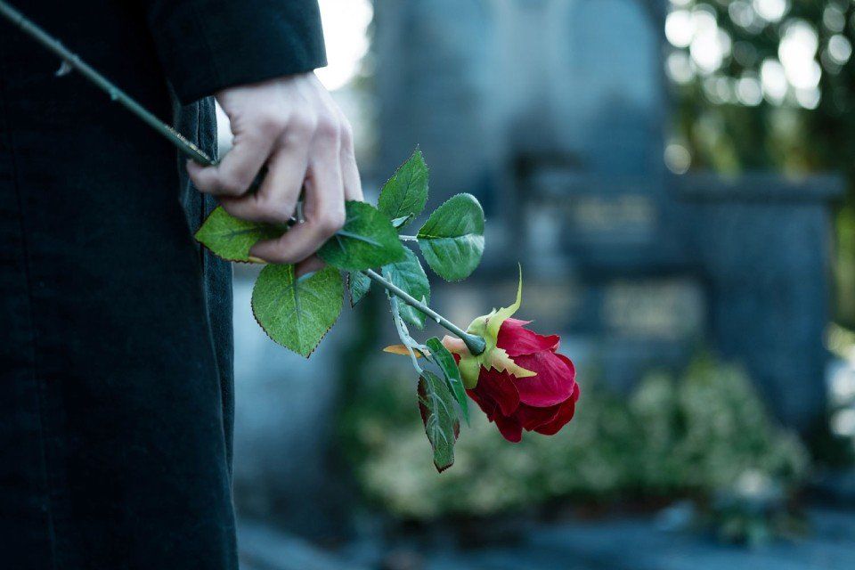 Rosa rossa per funerale