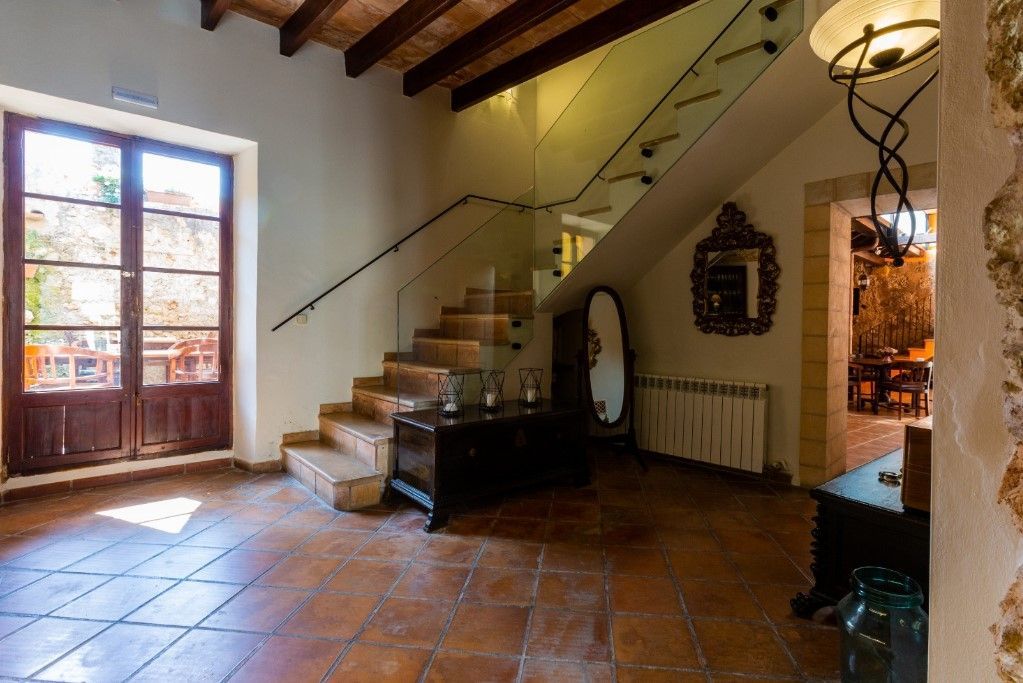 Hay una escalera en medio de la habitación.