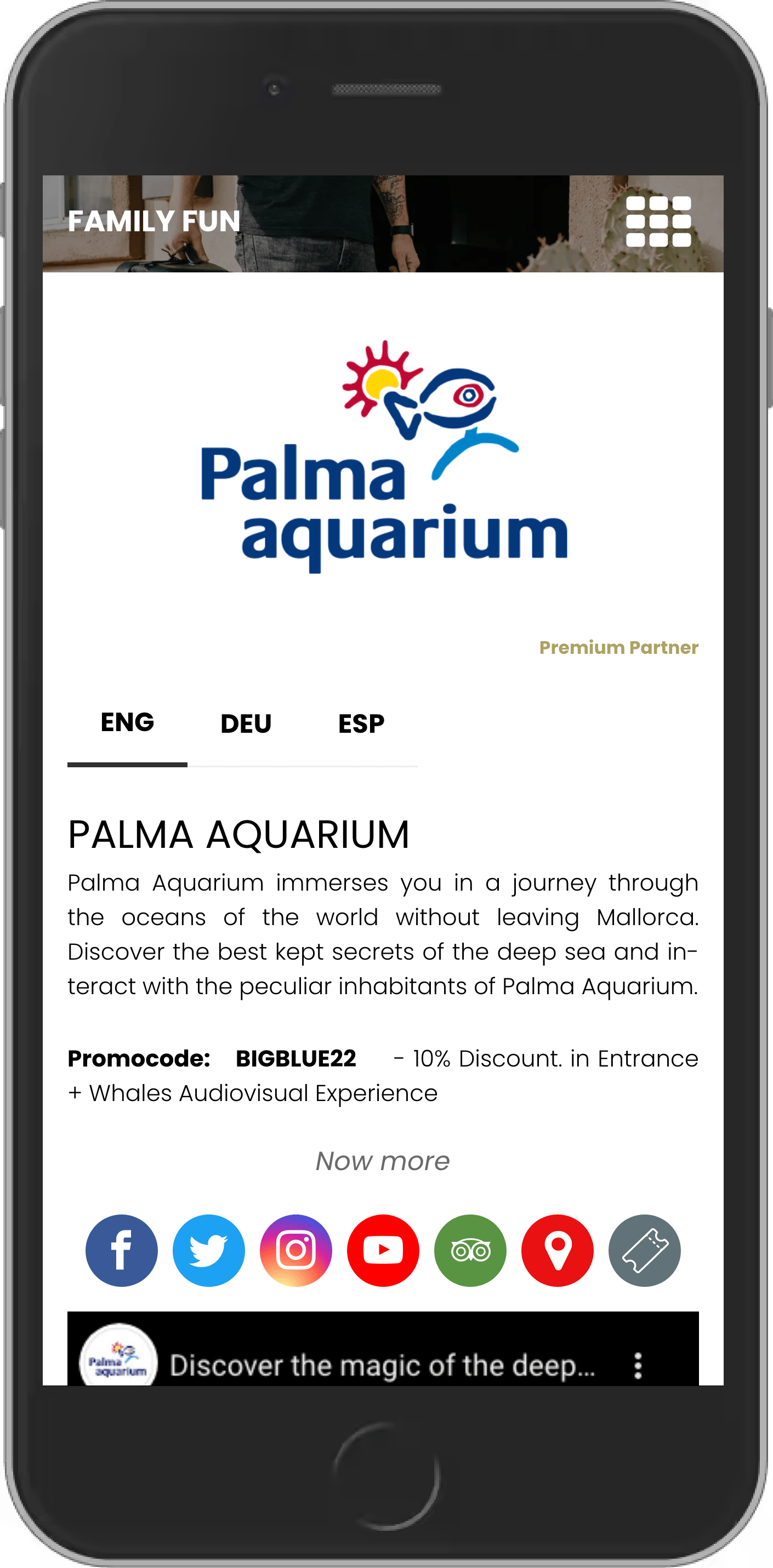 Un teléfono móvil mostrando un sitio web del acuario de palma.