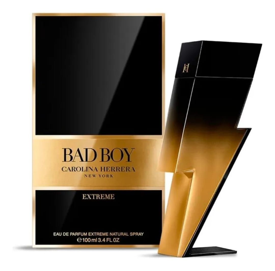 Colonia Carolina Herrera Bad Boy Extreme. Frasco con diseño de rayo negro y dorado y caja a juego.