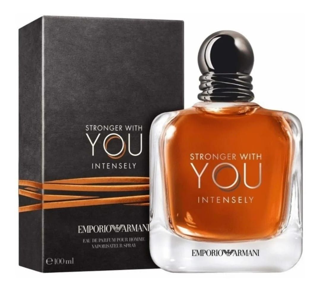 Frasco y caja de colonia Armani Stronger With You Intensely; líquido ámbar, caja negra con texto y líneas doradas.