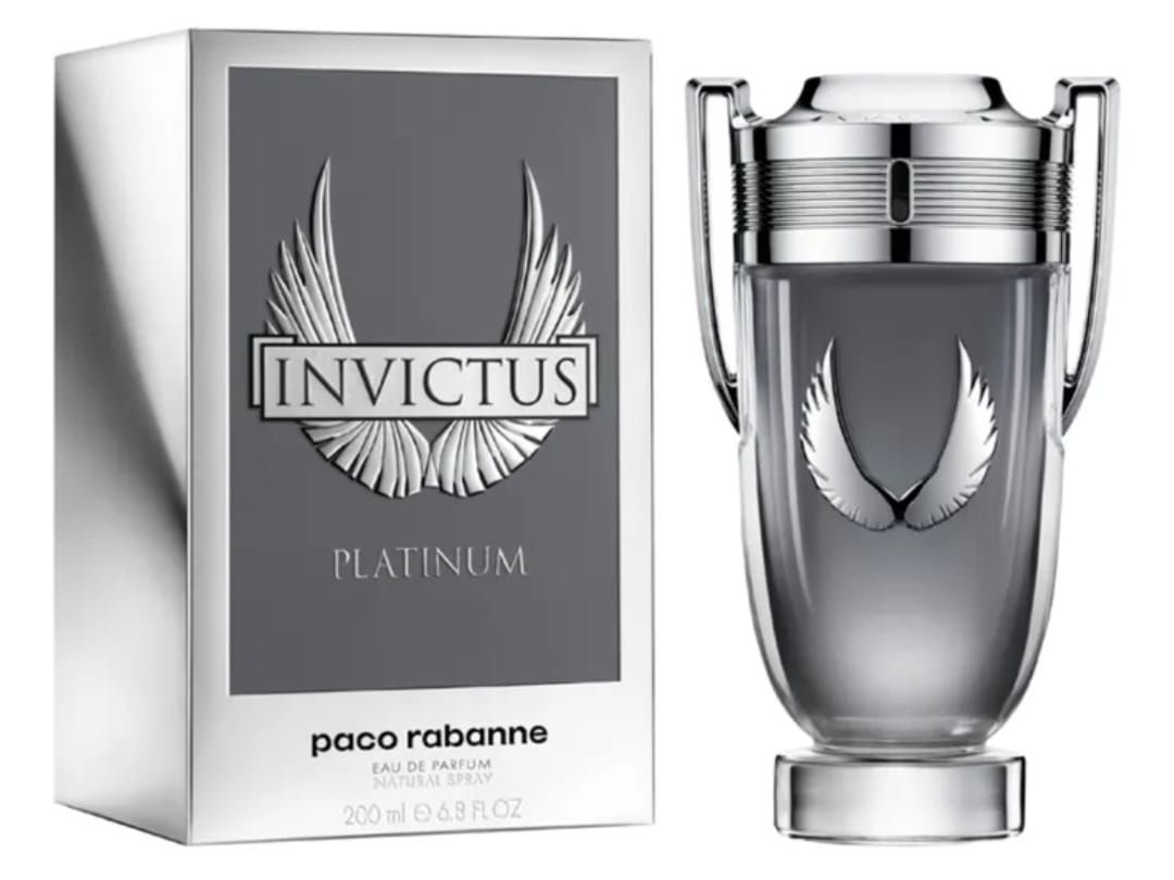 Frasco plateado de colonia Paco Rabanne Invictus Platinum con caja a juego, que presenta un logotipo alado.