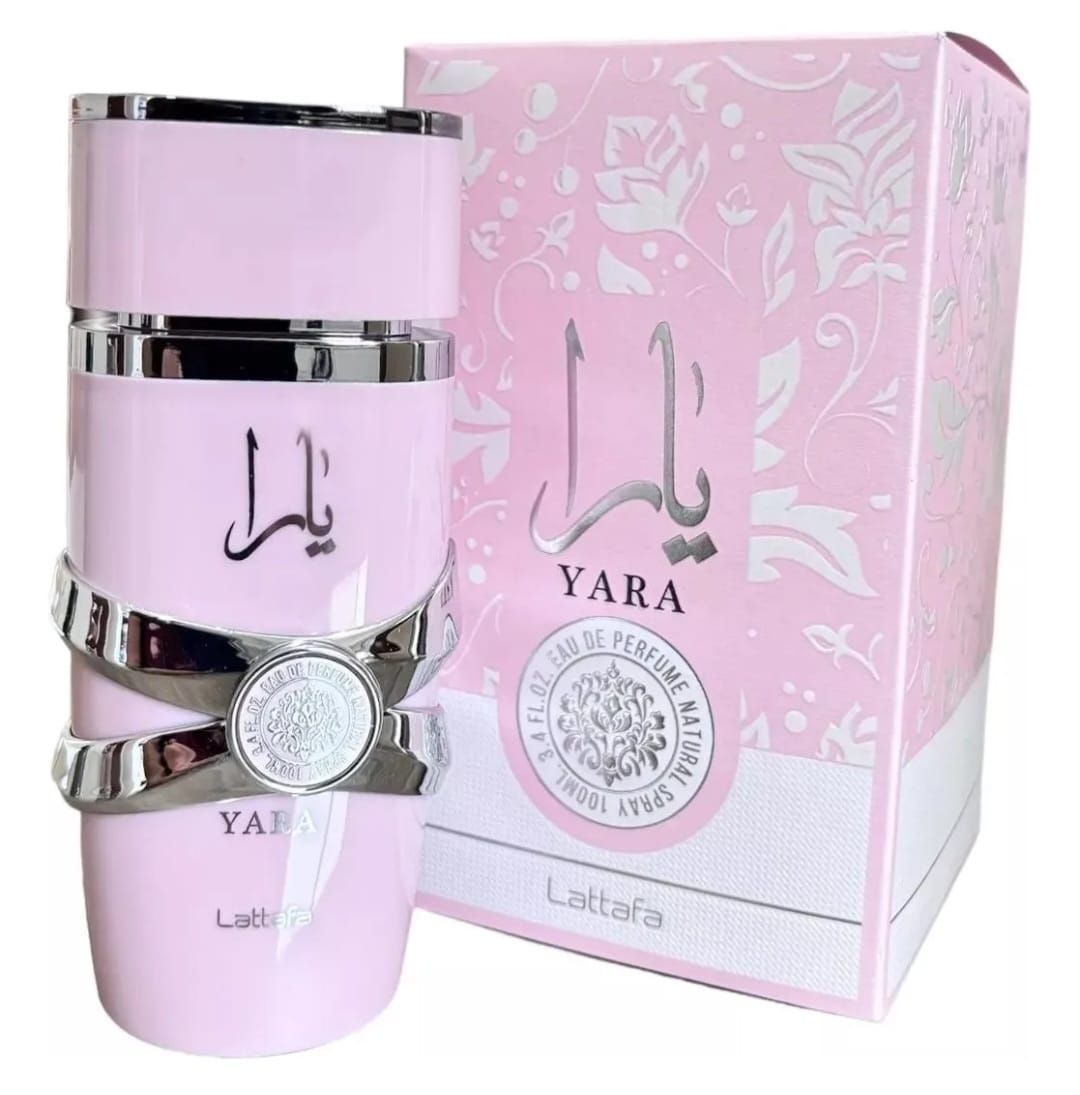 Frasco de perfume Yara rosa con lazo plateado junto a una caja rosa.