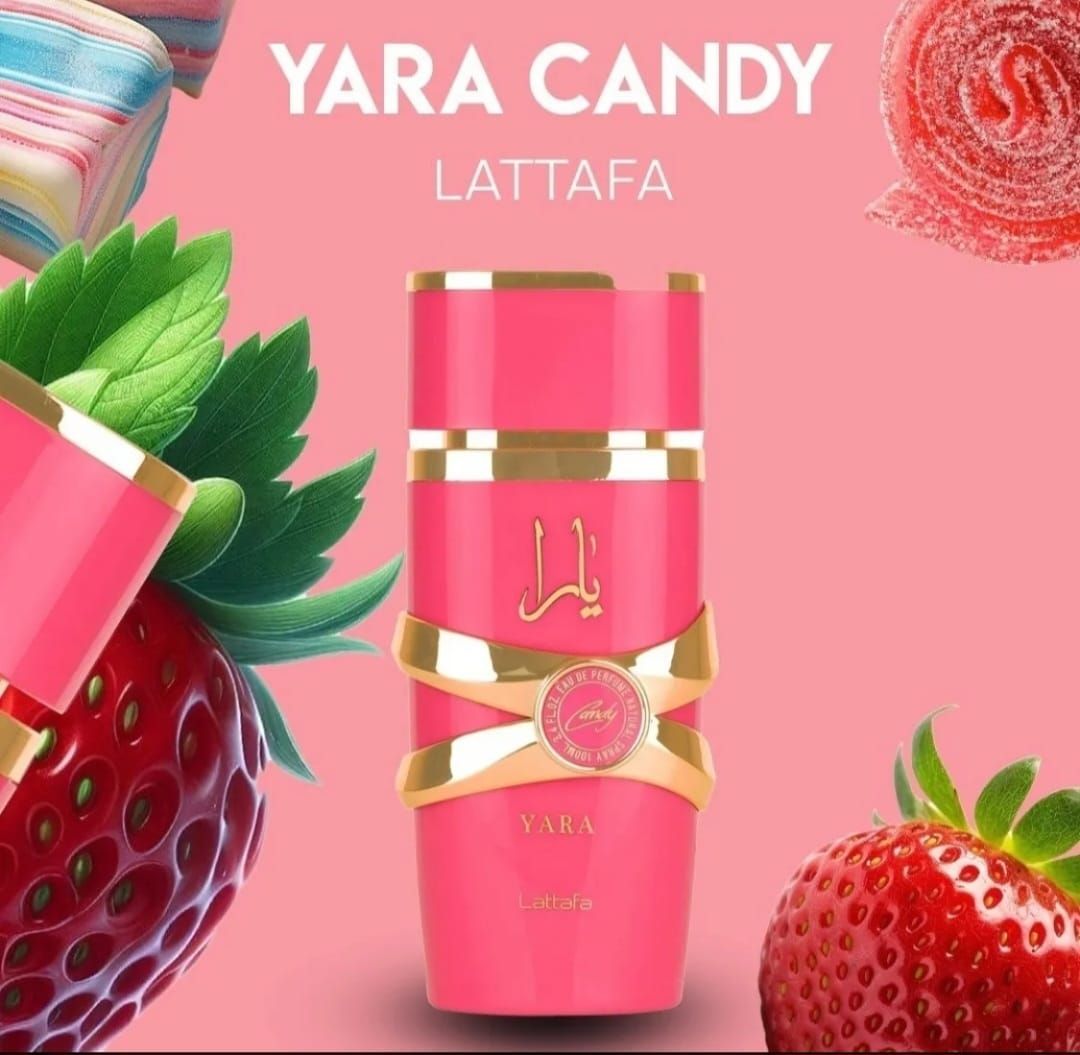 Frasco de perfume Yara Candy de Lattafa, en color rosa, rodeado de fresas y caramelos sobre fondo rosa.