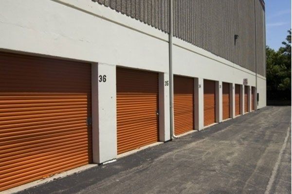 garage con serrande arancioni