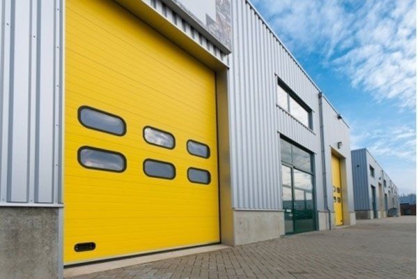 porta sezionale gialla di un garage