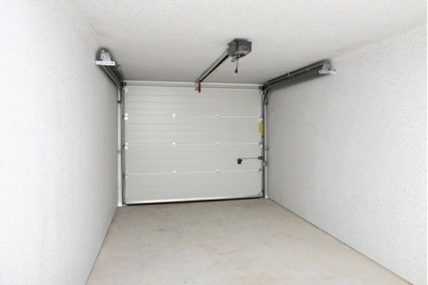 porta sezionale bianca di un garage