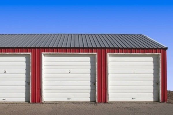 garage con porte sezionali bianche