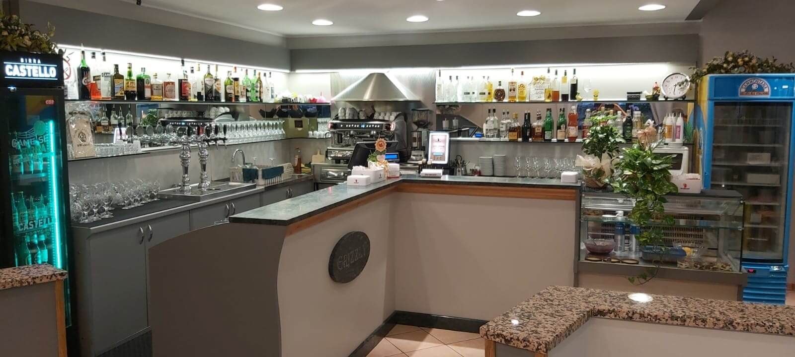 bancone bar del ristorante pizzeria grizzley a villa santina