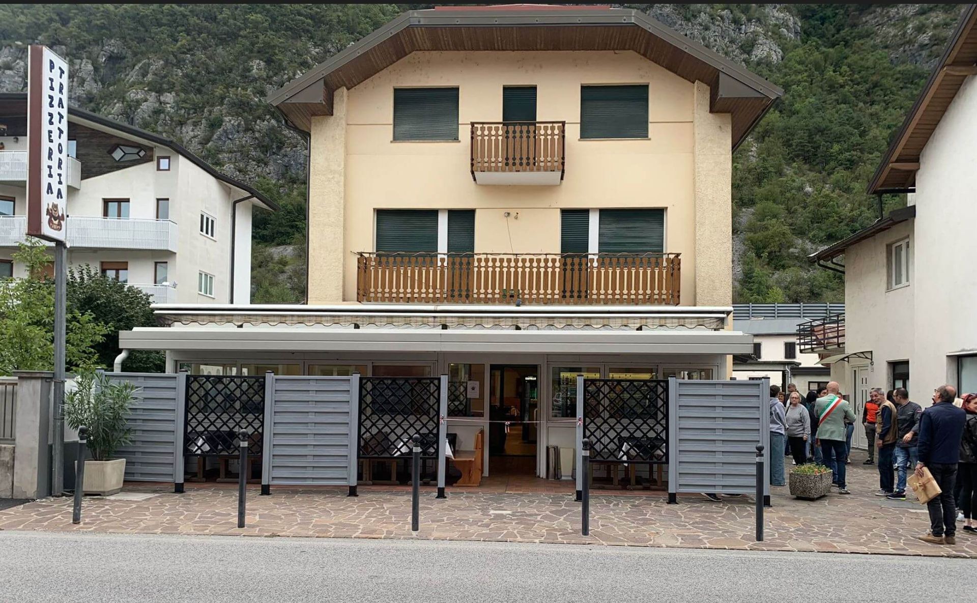 esterno del ristorante pizzeria grizzley a  villa santina