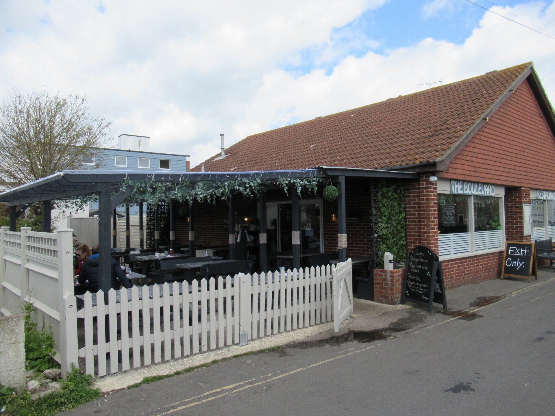 Dog friendly place to eat