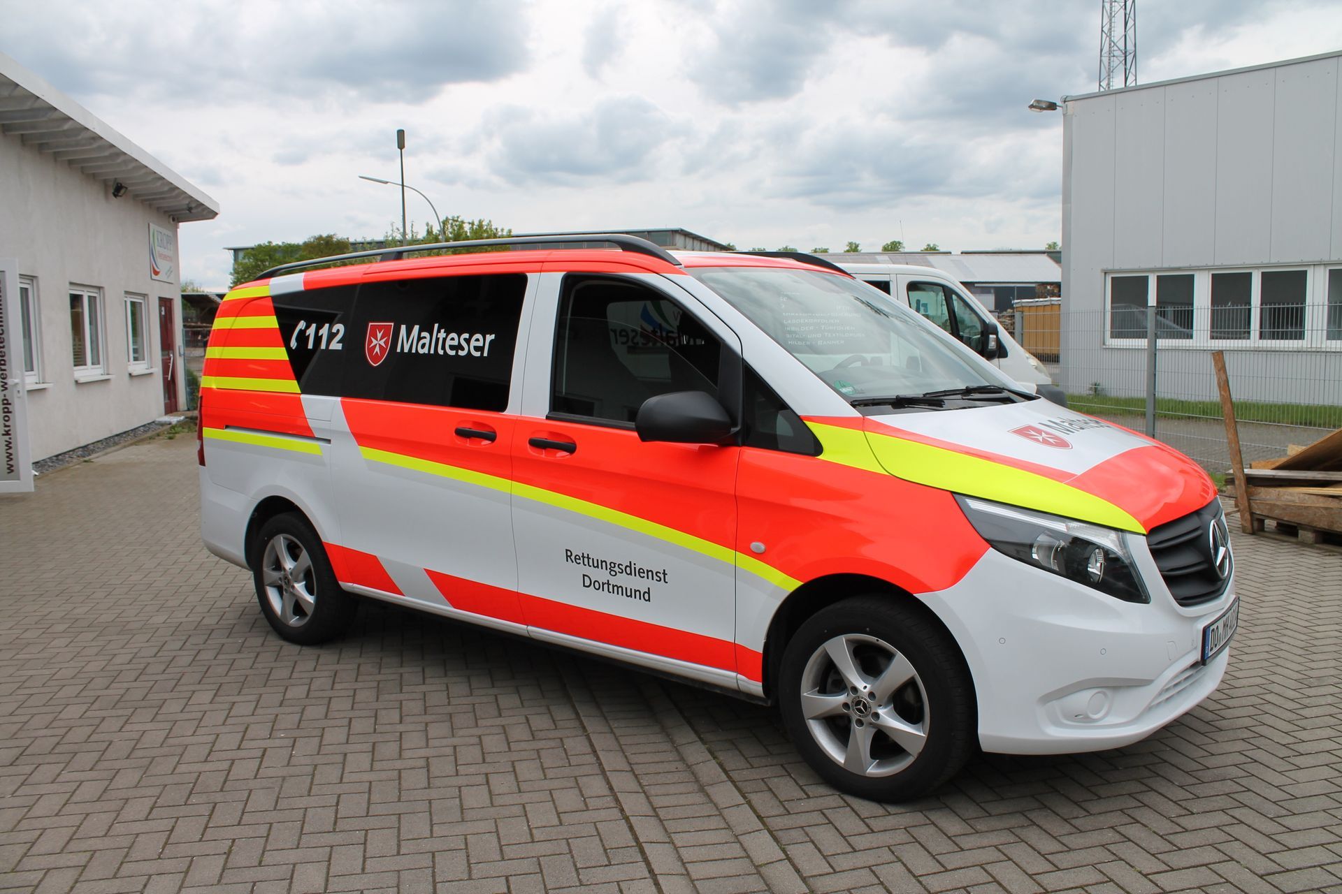 Einsatzfahrzeuge professionell bekleben lassen. Jetzt Angebot anfragen.