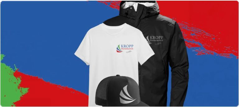 Ein weißes T-Shirt, eine schwarze Jacke und eine schwarze Mütze stehen auf blauem und rotem Hintergrund.