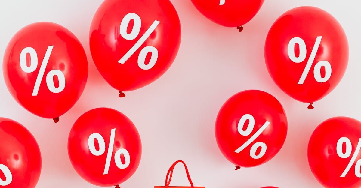 Ein Haufen roter Luftballons mit Prozentzeichen darauf