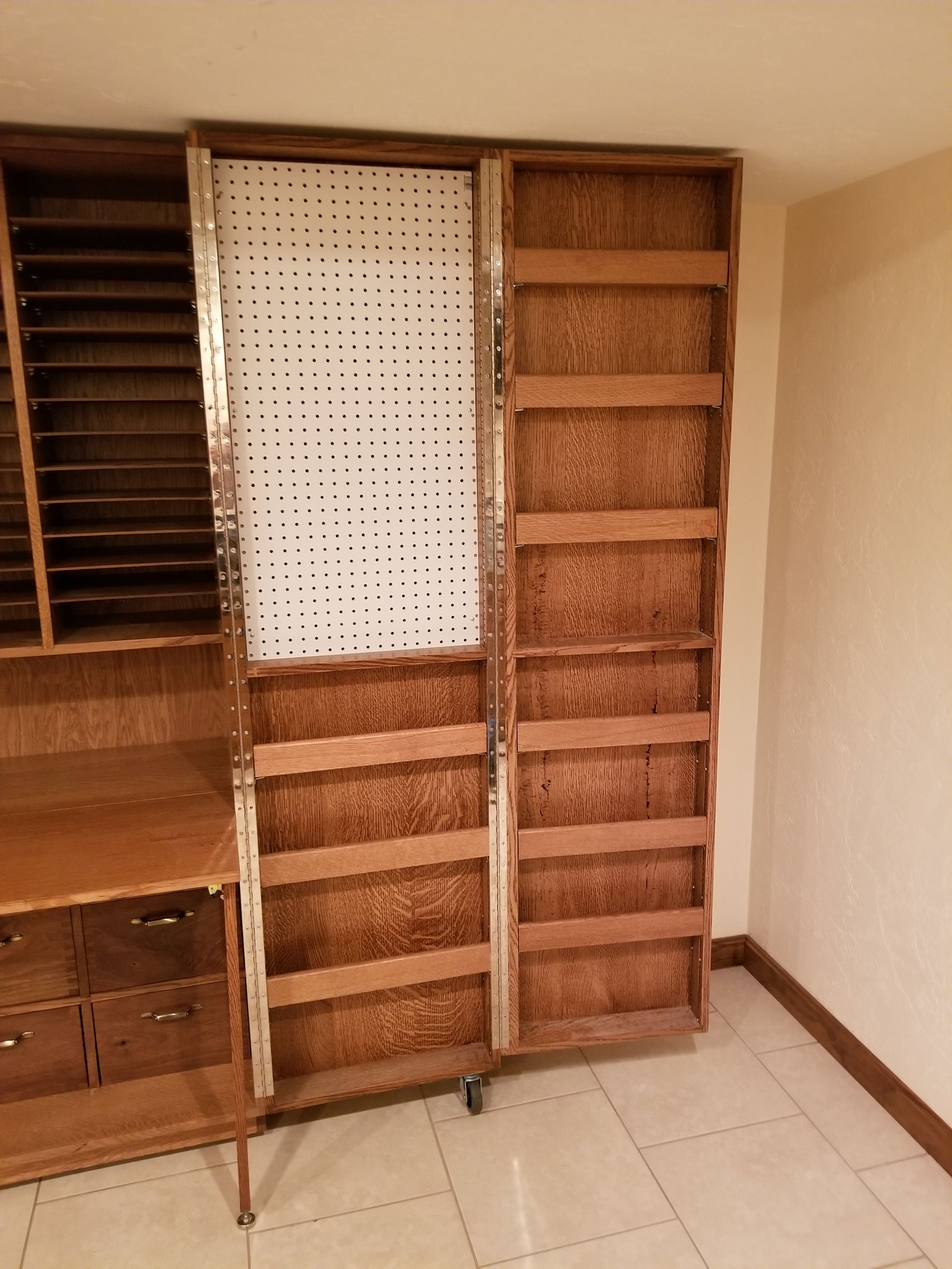 A room with a wooden shelf and a white wall