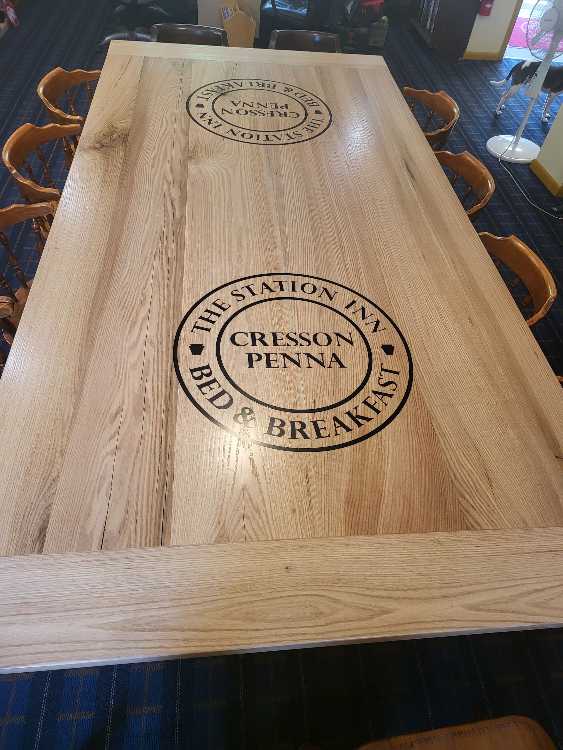 A wooden table with a logo on it that says cresson punna