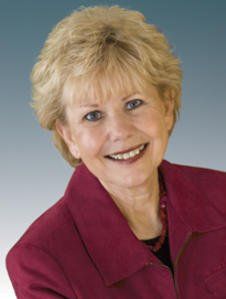 Uma mulher com uma jaqueta vermelha está sorrindo para a câmera.