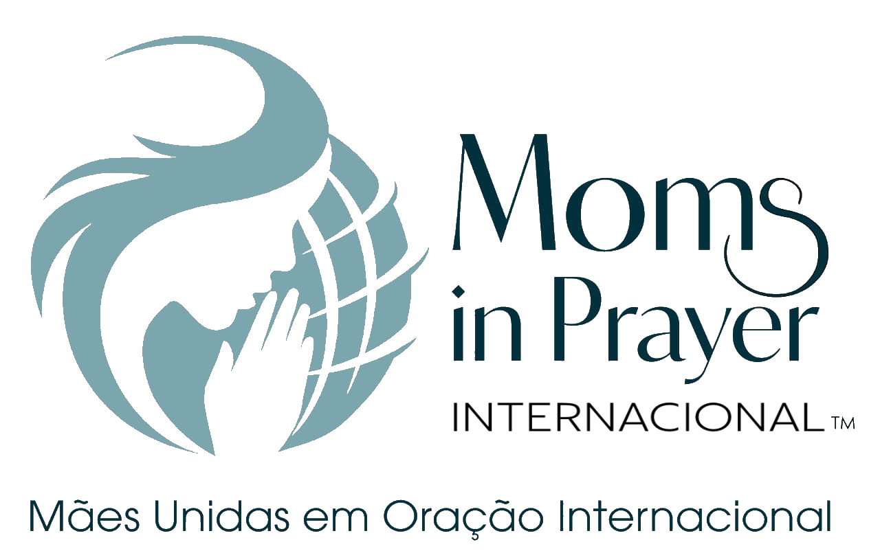 O logotipo da organização Moms in Prayer International mostra uma mulher segurando um globo.