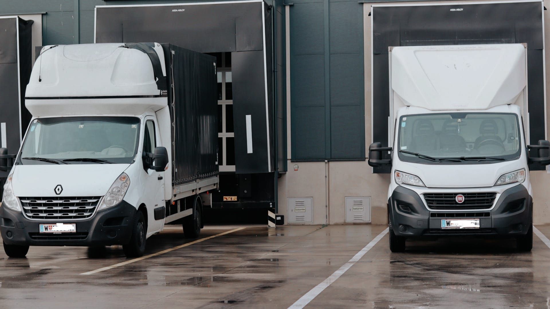 Umzugswägen werden beladen