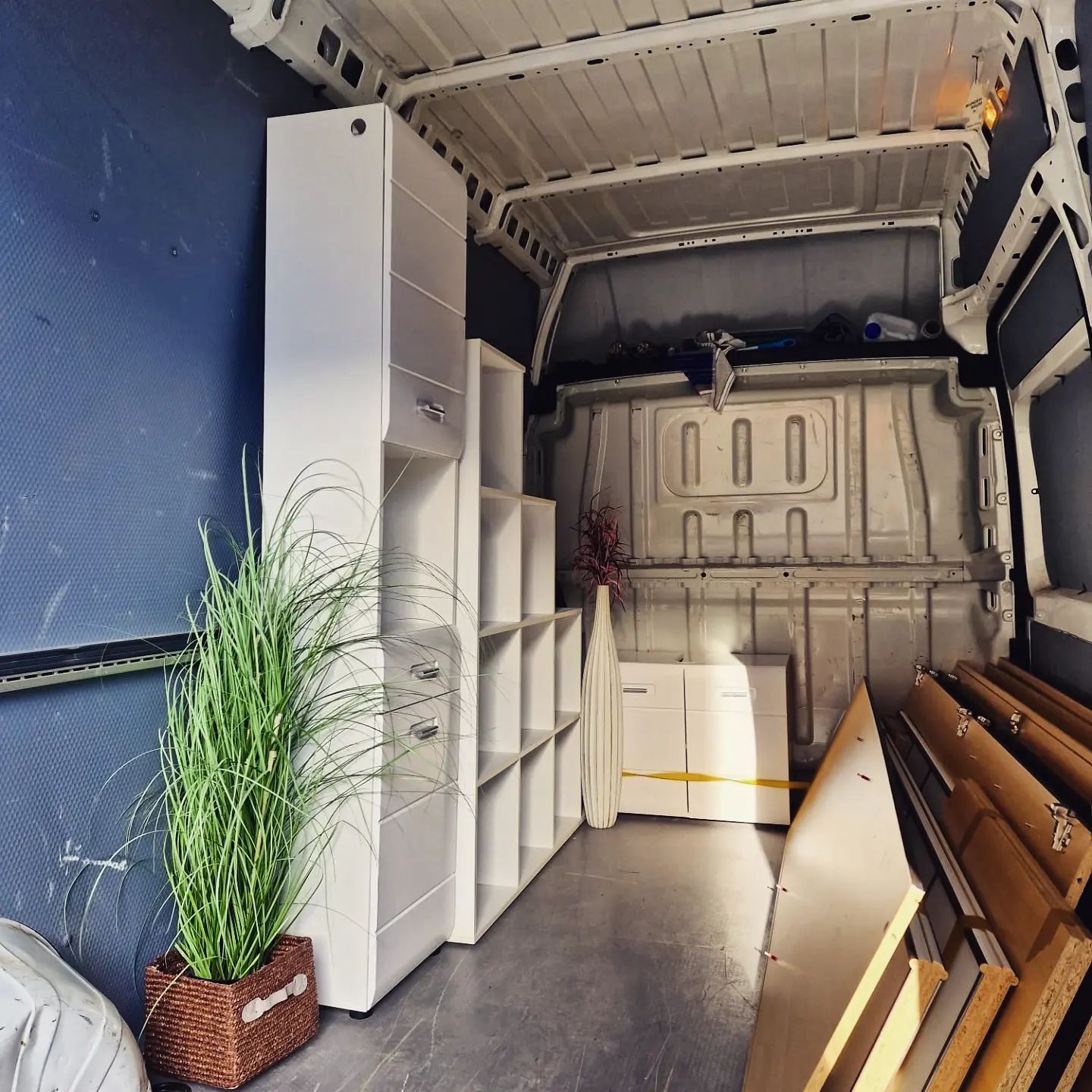 Umzugswagen mit Inhalt