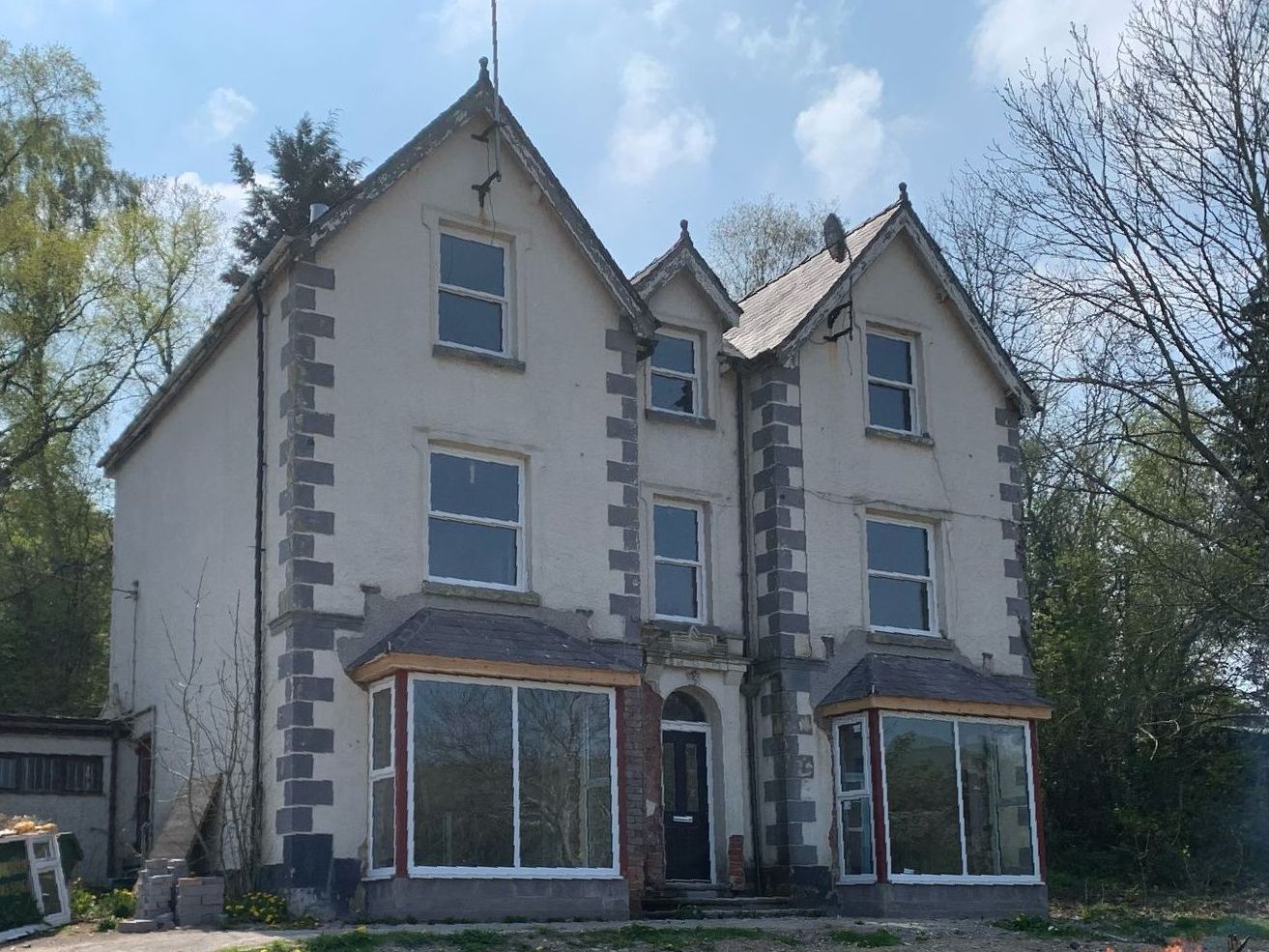 A large white building with a lot of windows