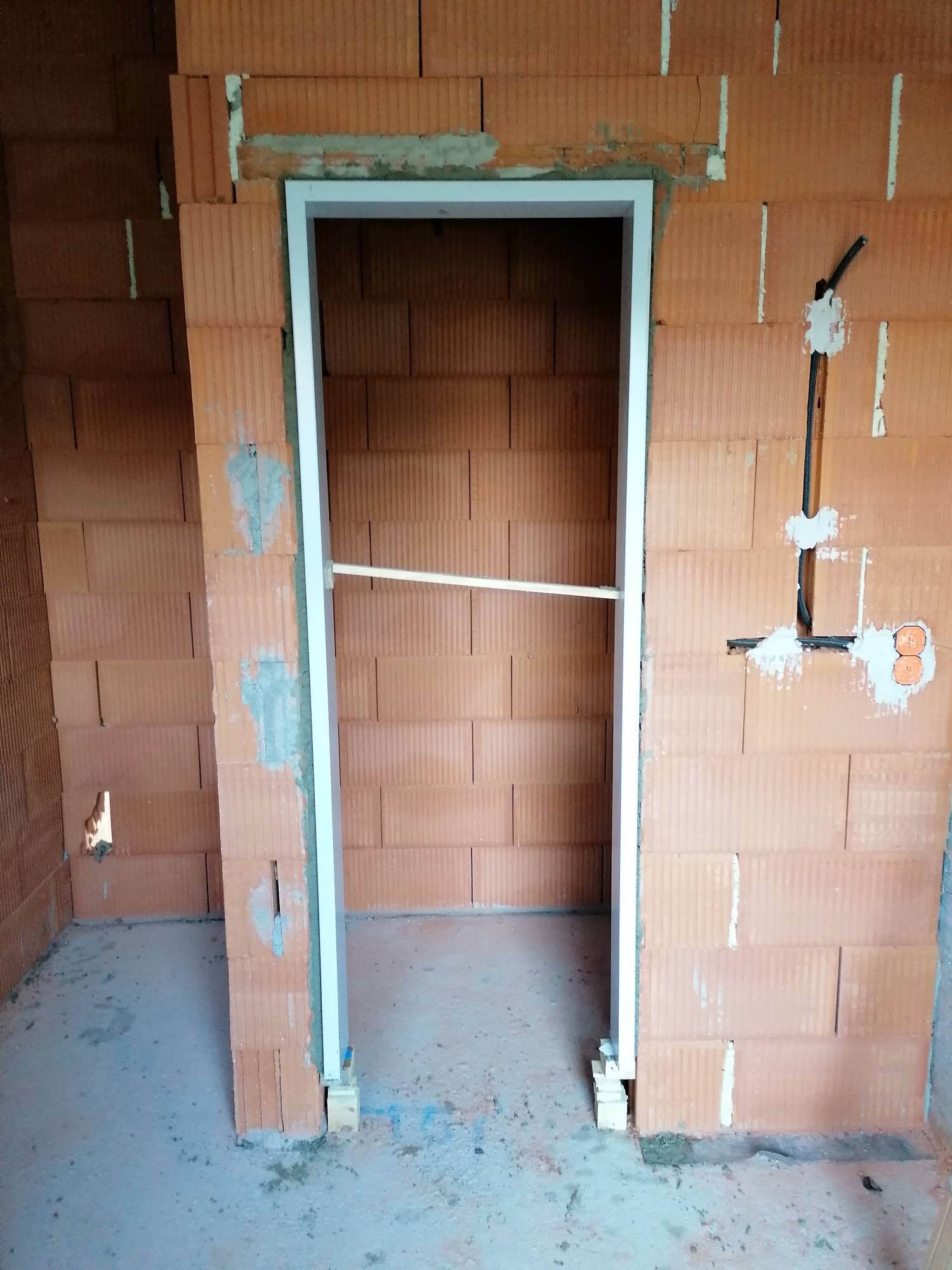 unverputzte Hauswand im Innenraum