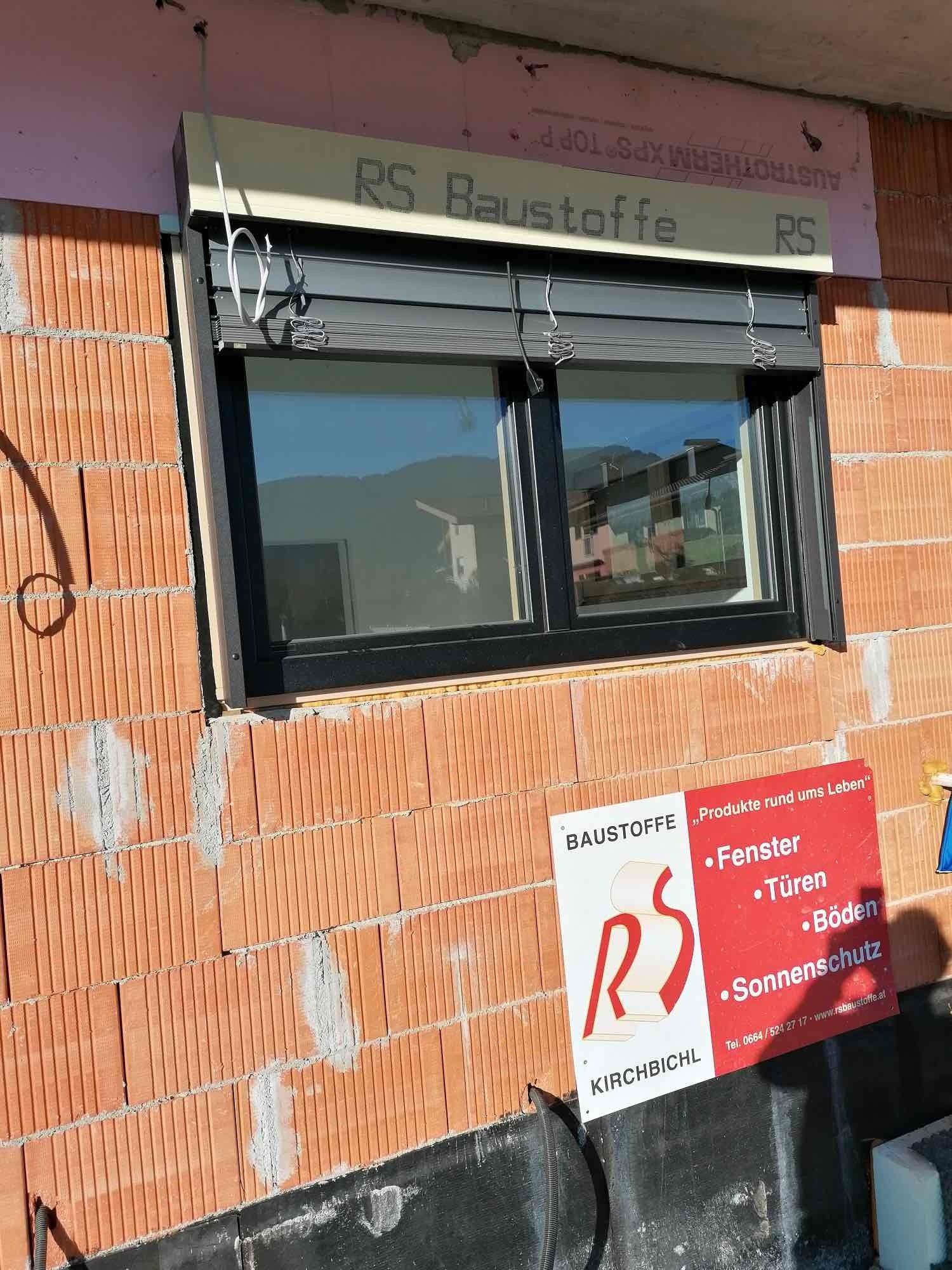 unverputzte Hausmauer mit Fenster - außen