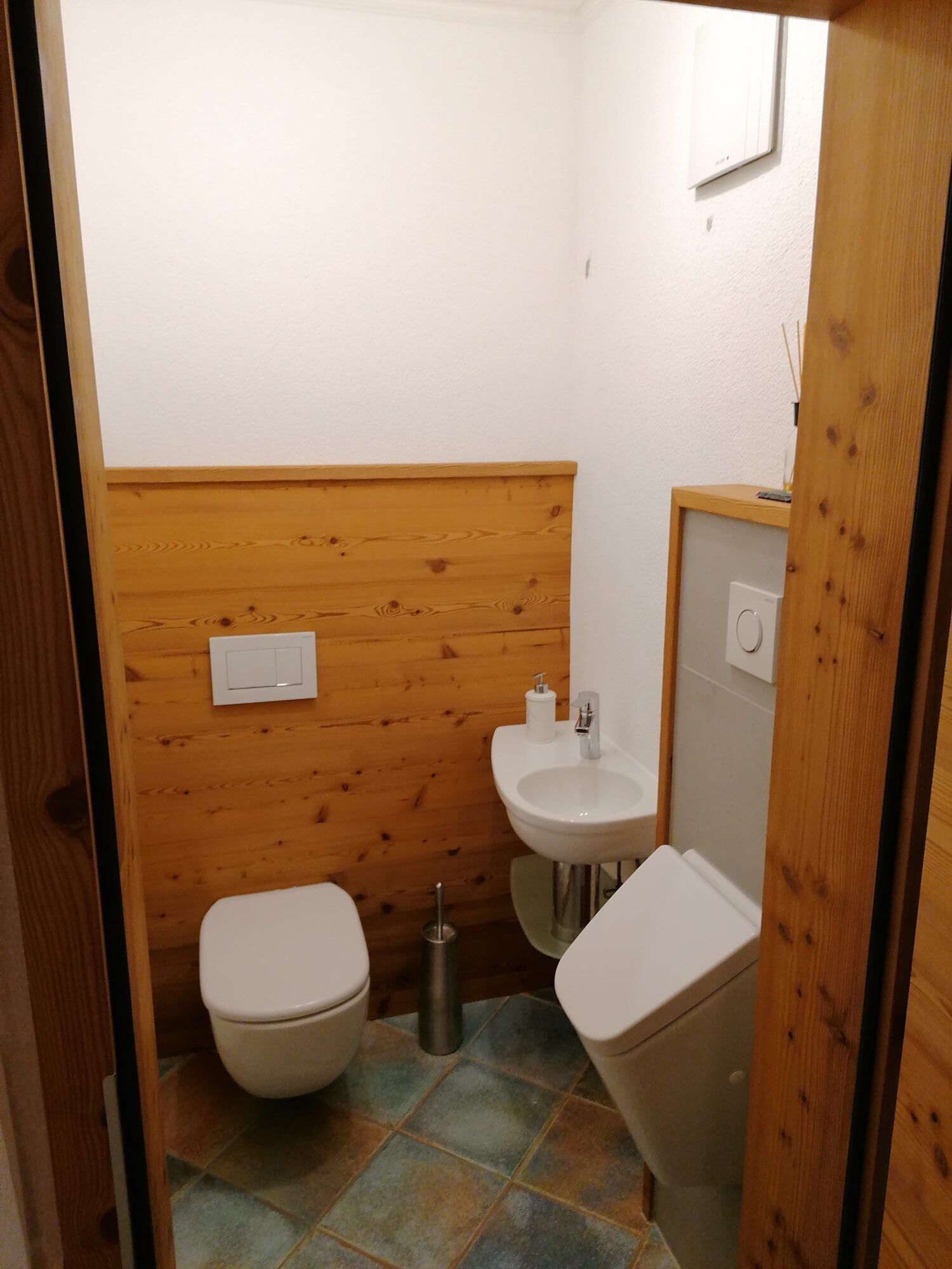 Holzvertäfelung im WC