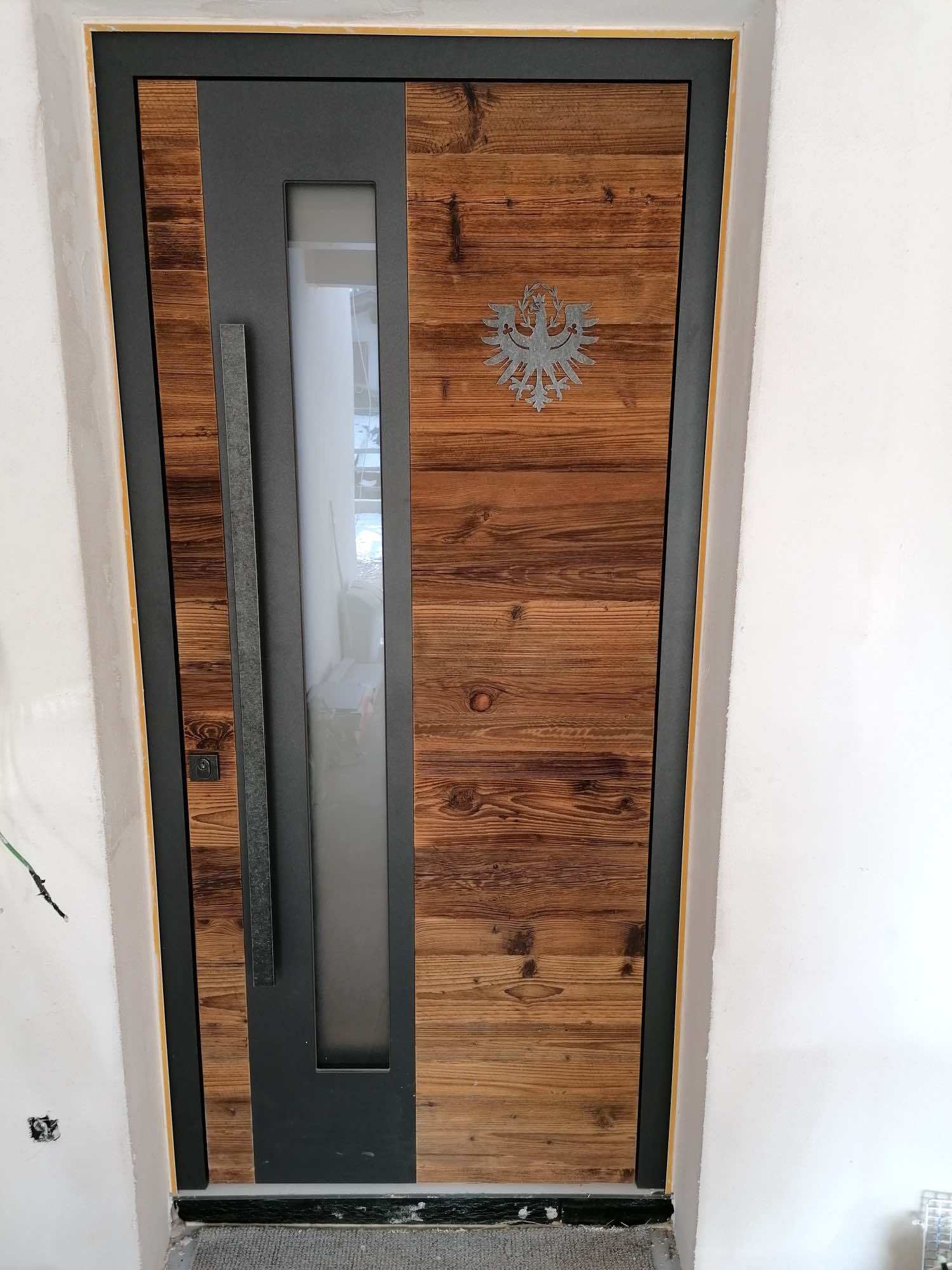 Holztür mit Glas und Design-Element