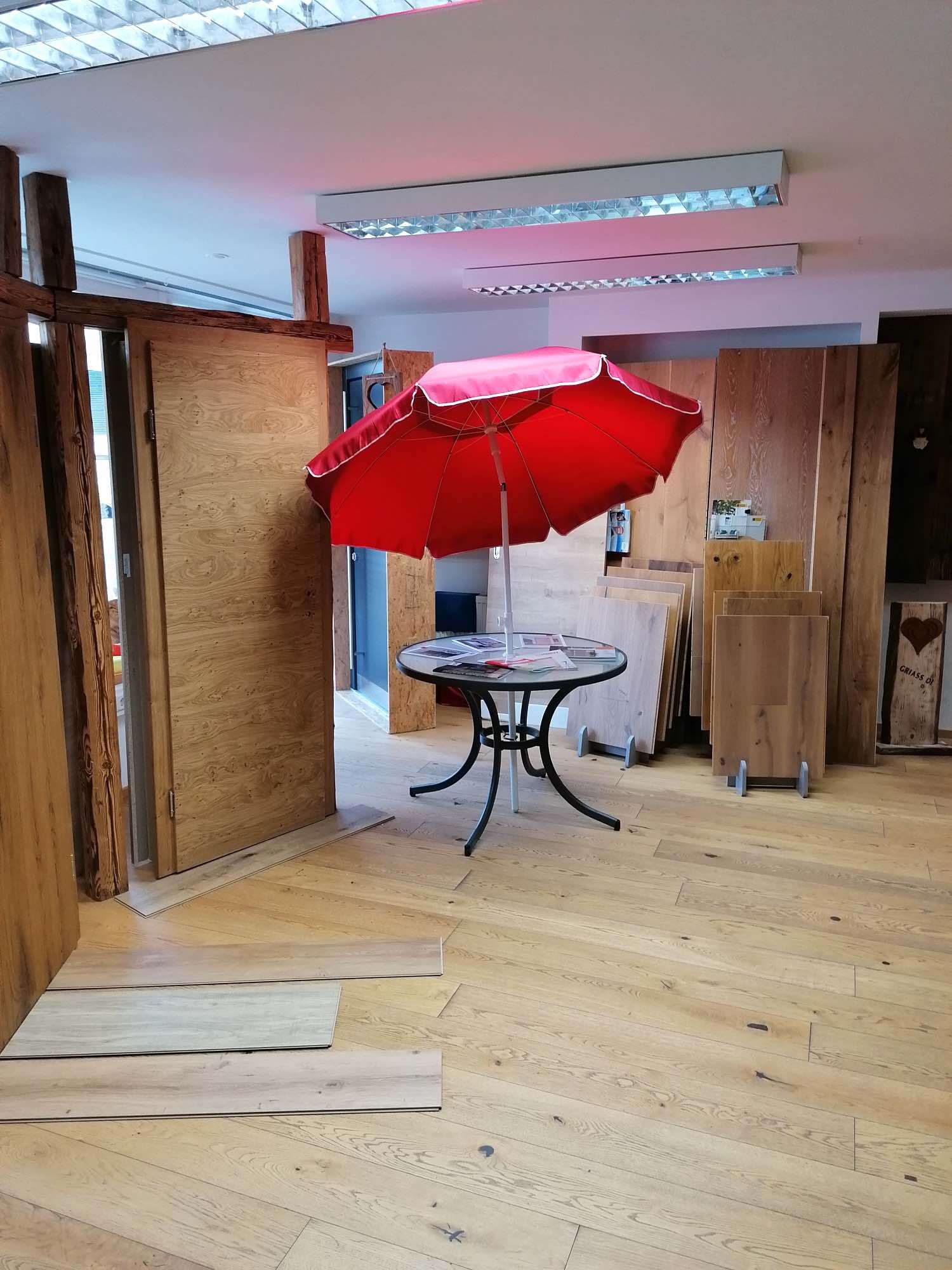 Innenraum mit Holzboden und Wandverkleidung aus Holz