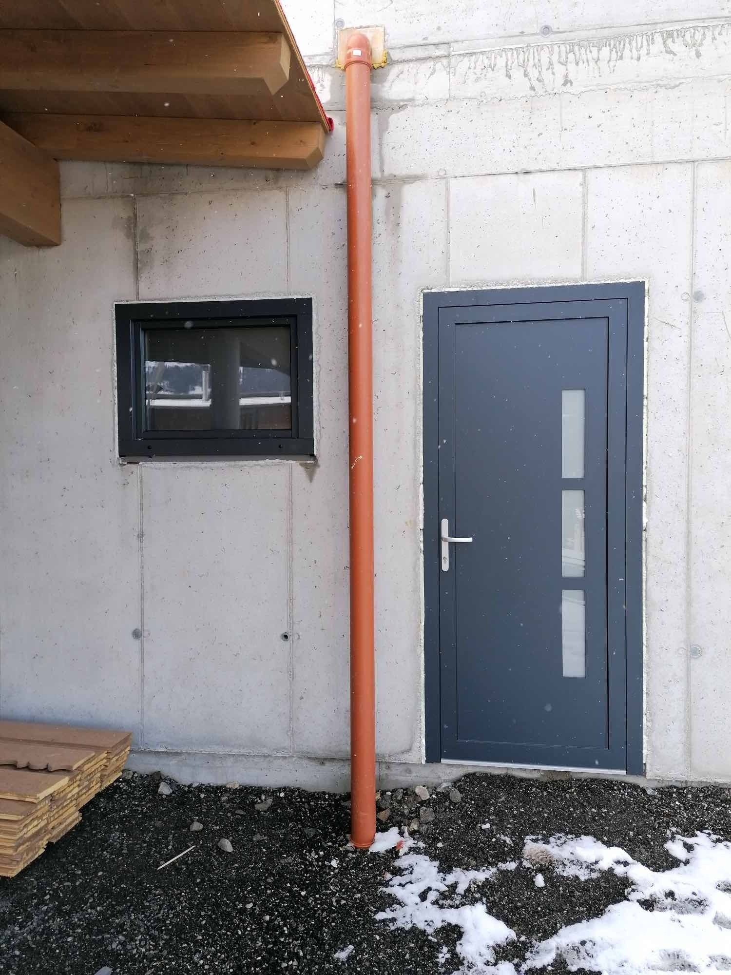 Hauswand außen mit Eingangstür