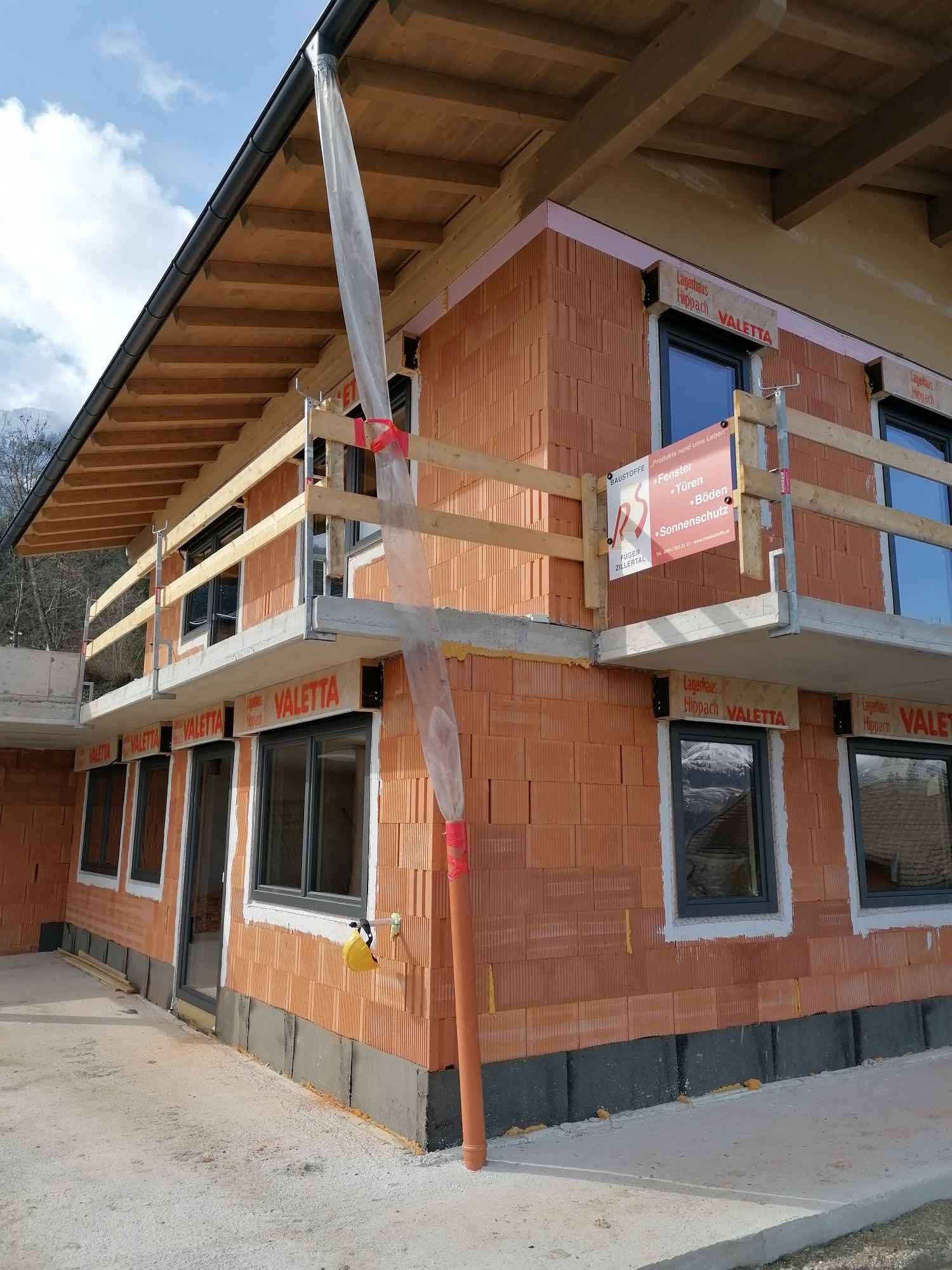 Hausfassade bei einem Rohbau