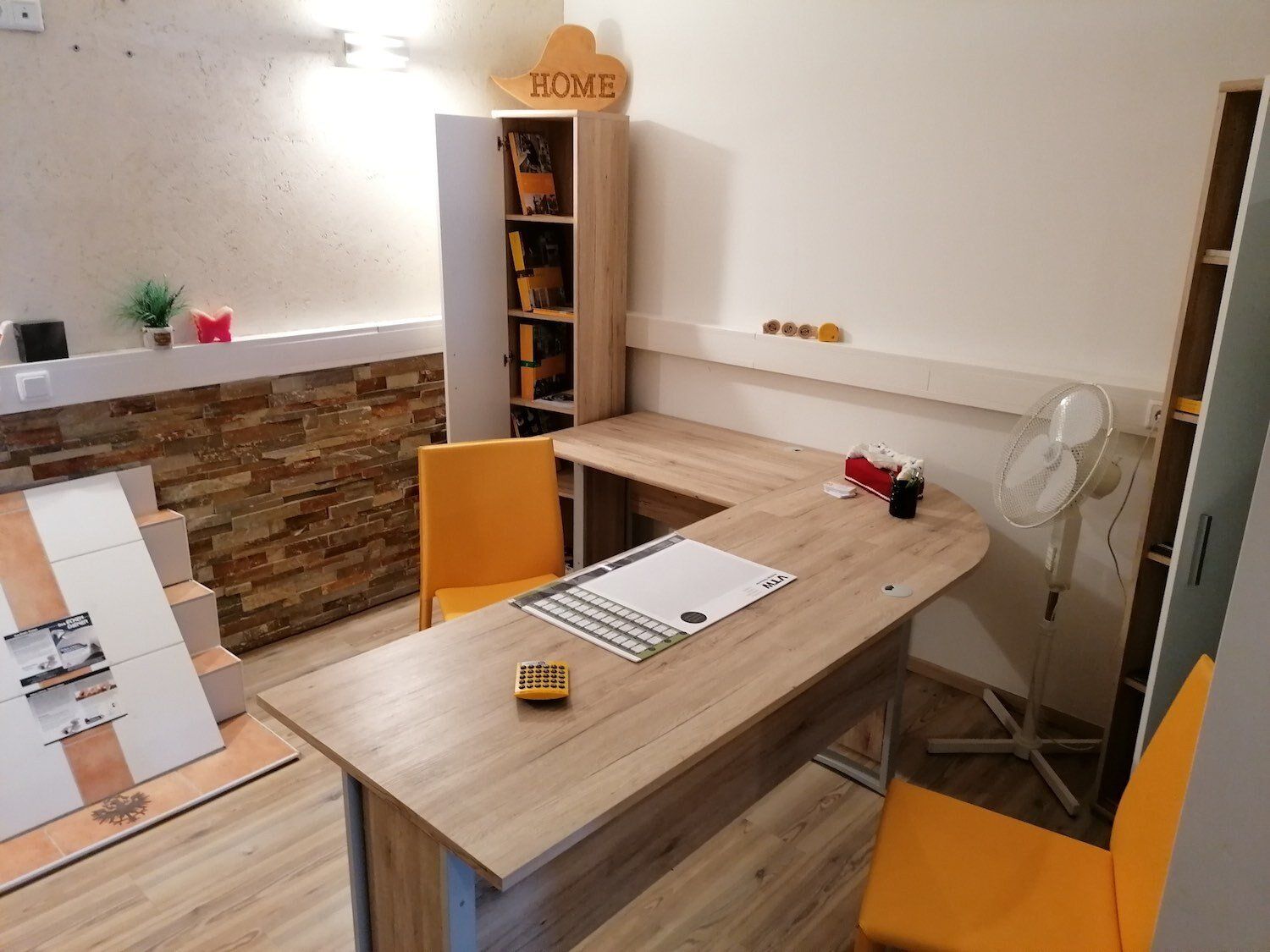 Theke aus Holz und Küche mit Einrichtung