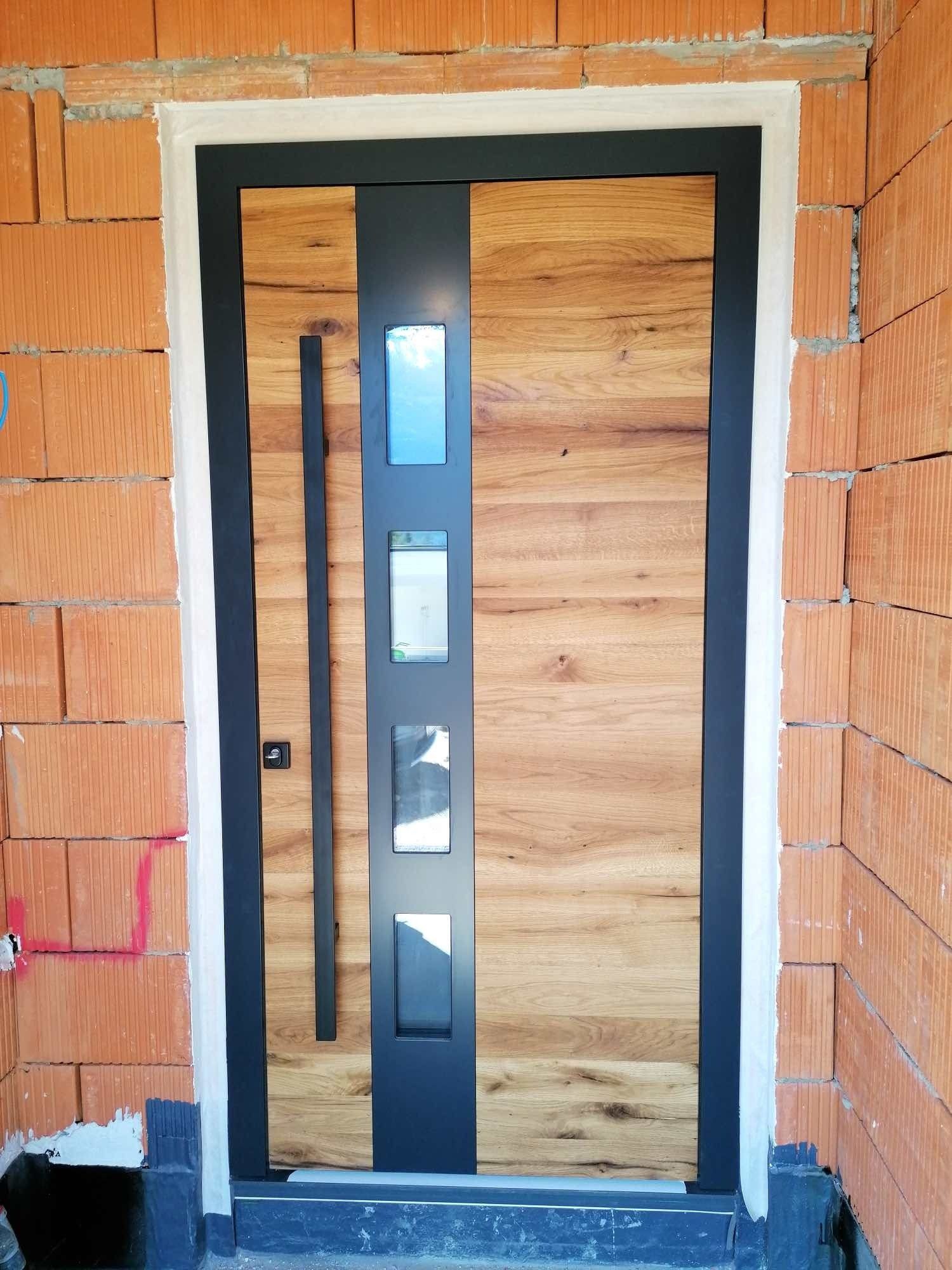 Tür aus Holz mit langem Türgriff und Glas