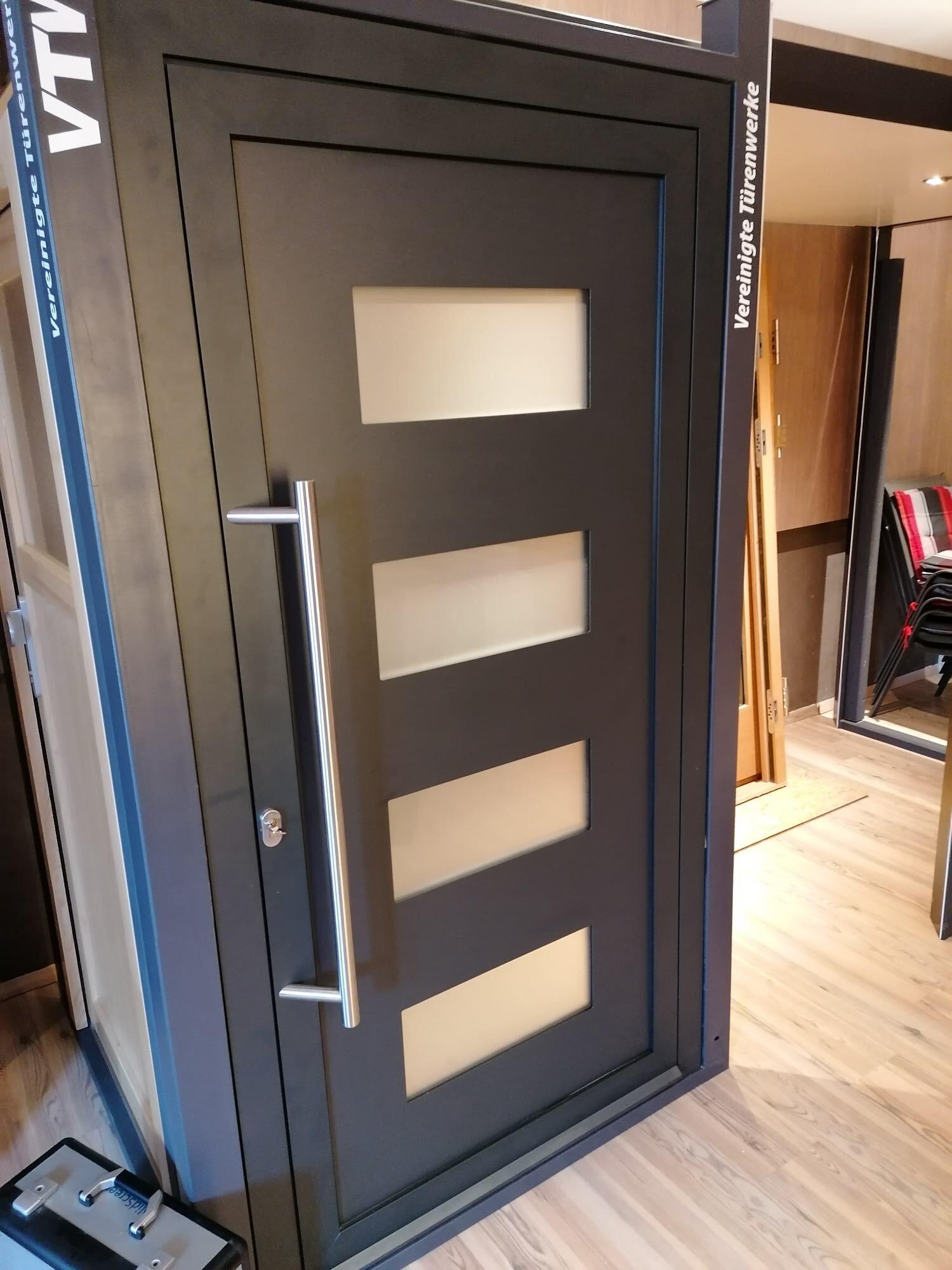 elegante Tür mit Griff und Glaselementen