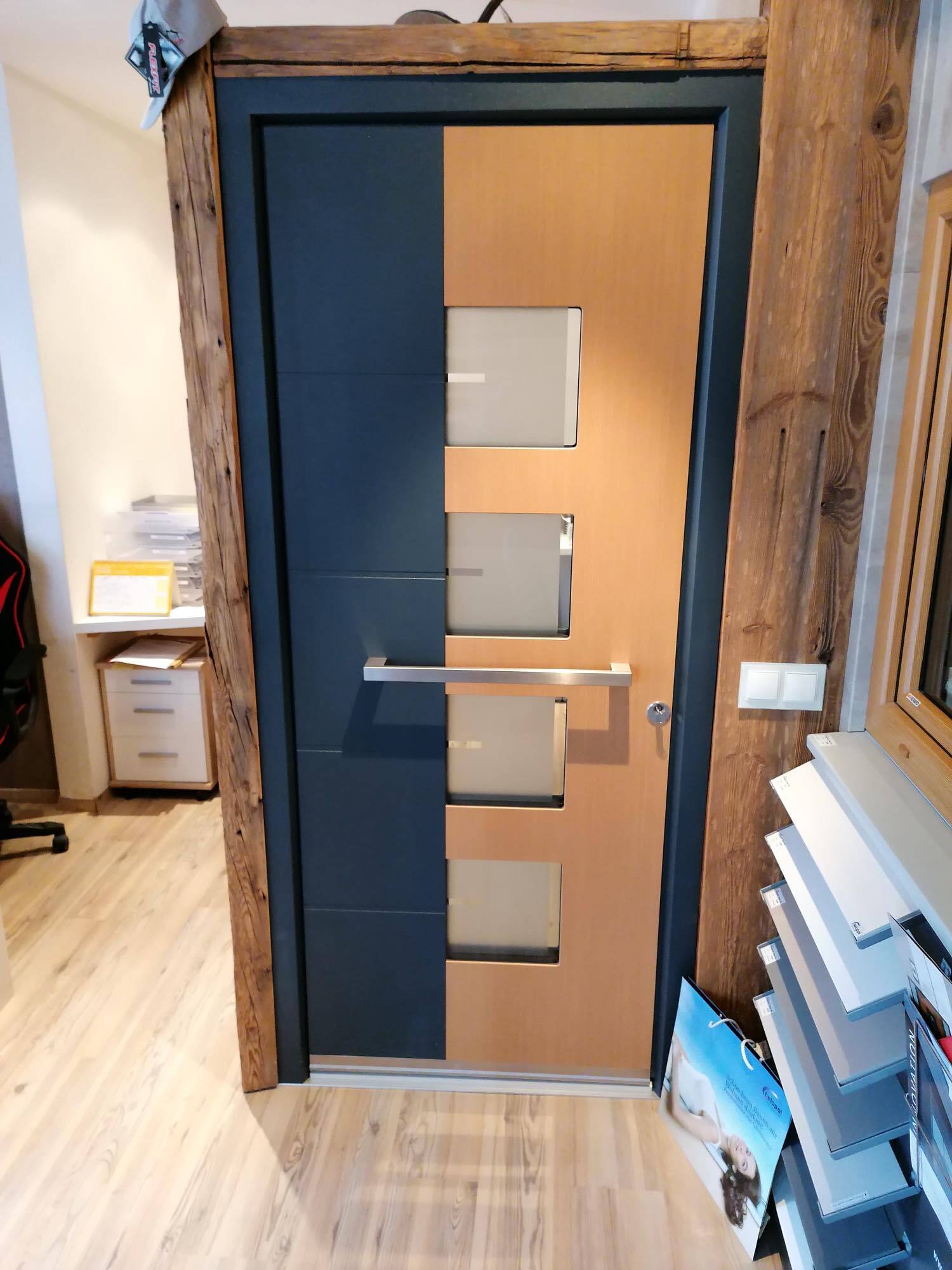 stilvolles Tür-Design mit Holz und Glas