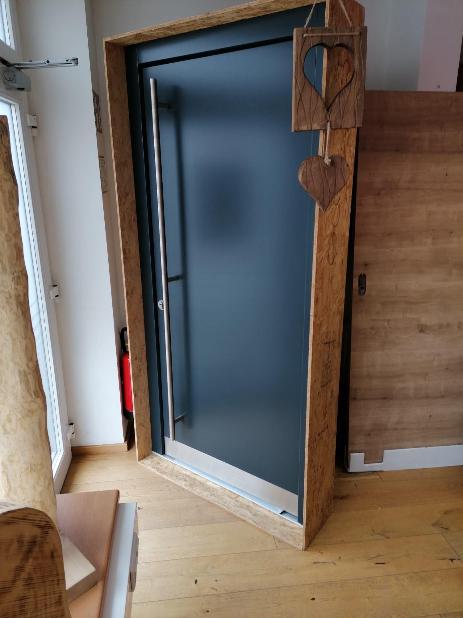 dunkle Tür mit langem Türgriff