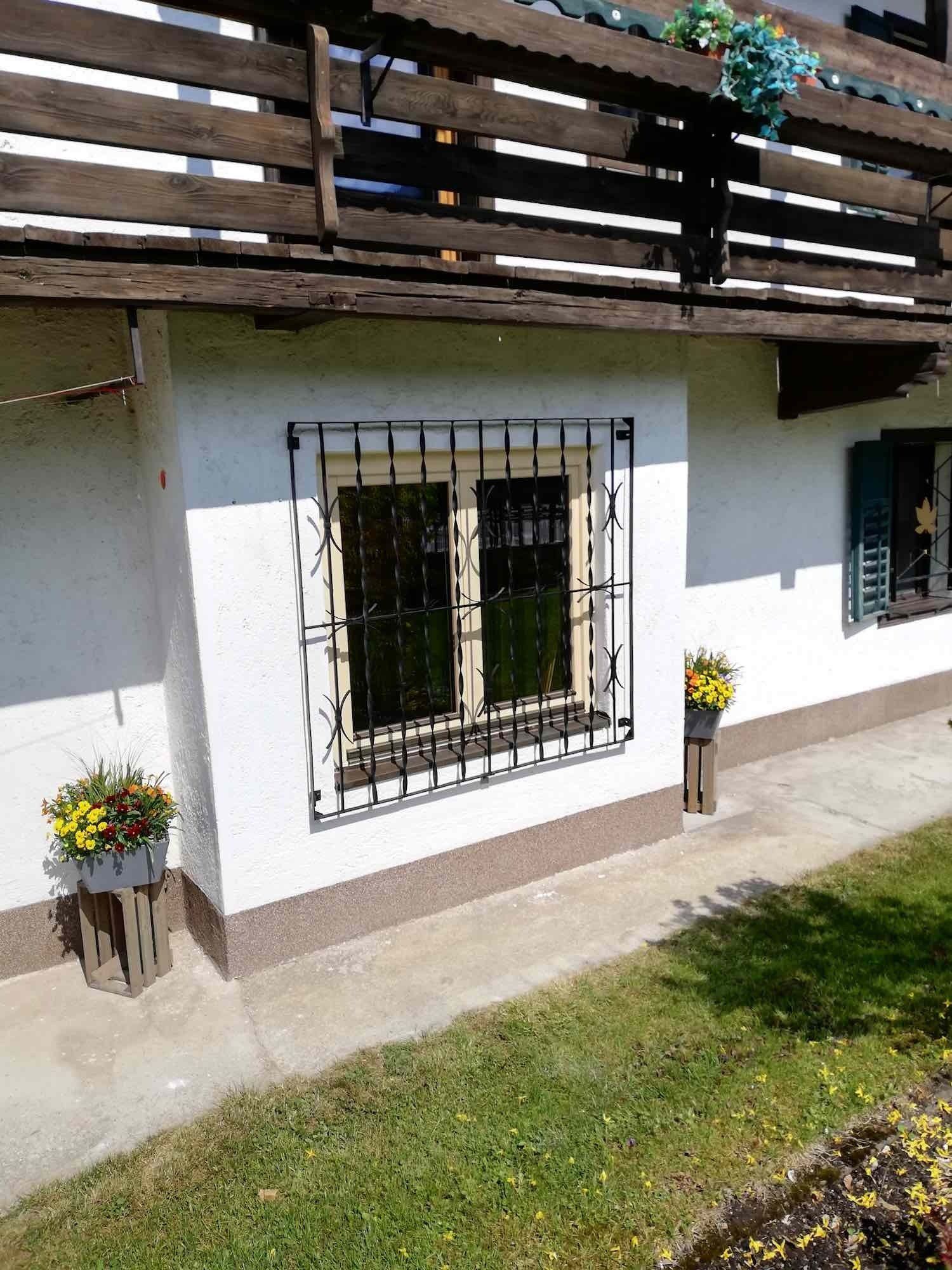 Fenster mit Schmiedeisengitter - außen