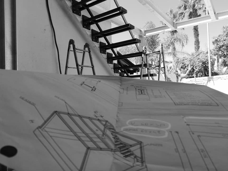 Una foto in bianco e nero di un disegno di una scala