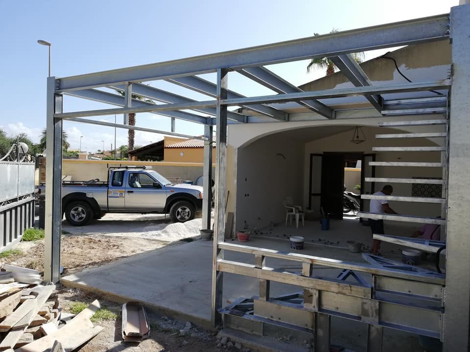 Un camion è parcheggiato davanti a una casa in costruzione