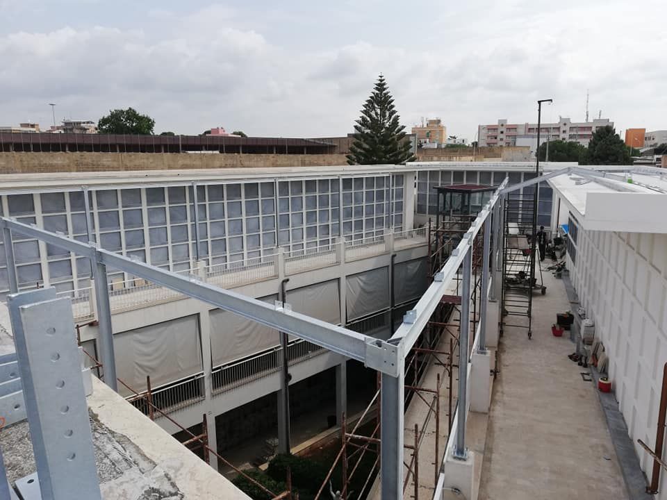 Una vista aerea di un edificio in costruzione